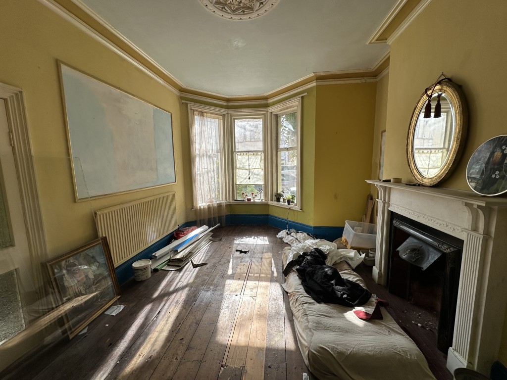Lot: 114 - TERRACE HOUSE FOR REFURBISHMENT WITH PLANNING FOR THREE FLATS - Living Room on Ground Floor